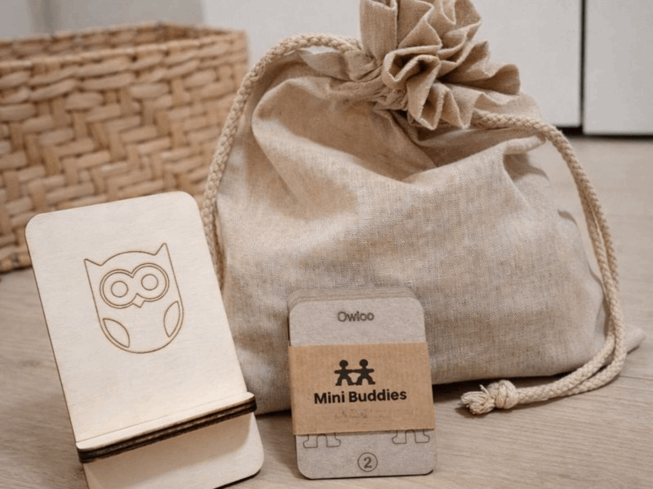 Wooden Montessori balancing toy for children by Owloo – Mini Buddies set with challenge cards, linen bag and wooden stand for educational STEM play